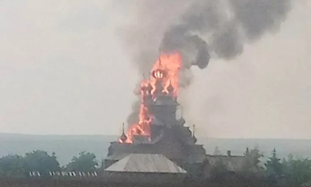 Φλέγεται η μεγαλύτερη ξύλινη εκκλησία στην Ουκρανία (Βίντεο)